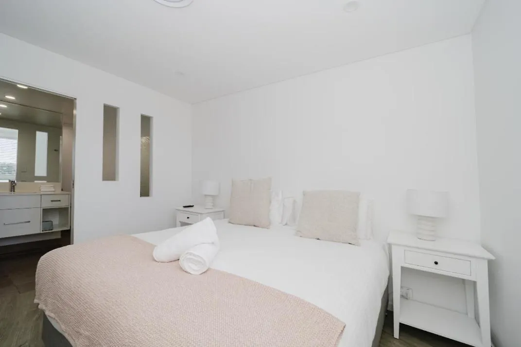 מלון דירות ביירון ביי Bay Royal Apartments