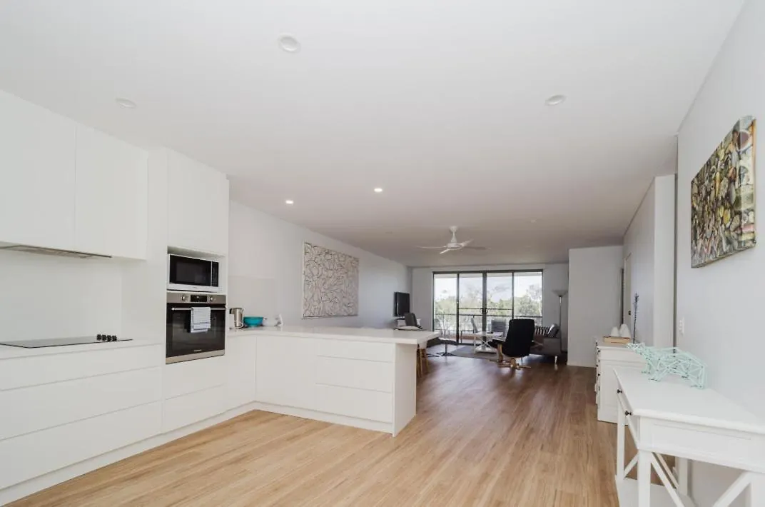 ביירון ביי Bay Royal Apartments מלון דירות